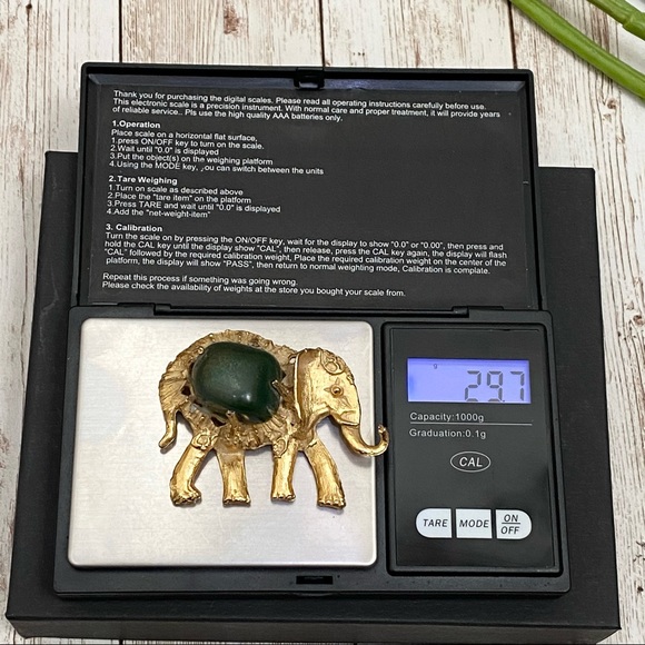 Vintage Unsigned Gold tone Elephant with Green Stone Brooch - Picture 5 of 10